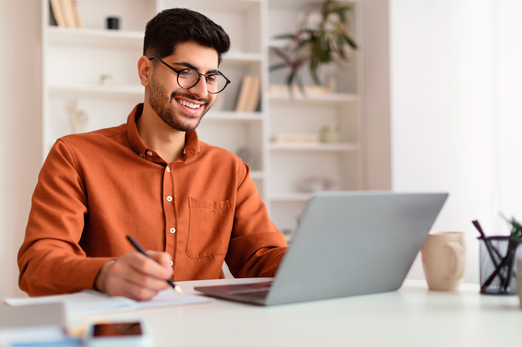 Hombre joven diseñando estrategia de marketing digital