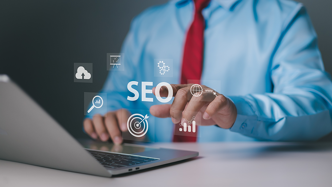 Persona aprendiendo sobre estrategias SEO