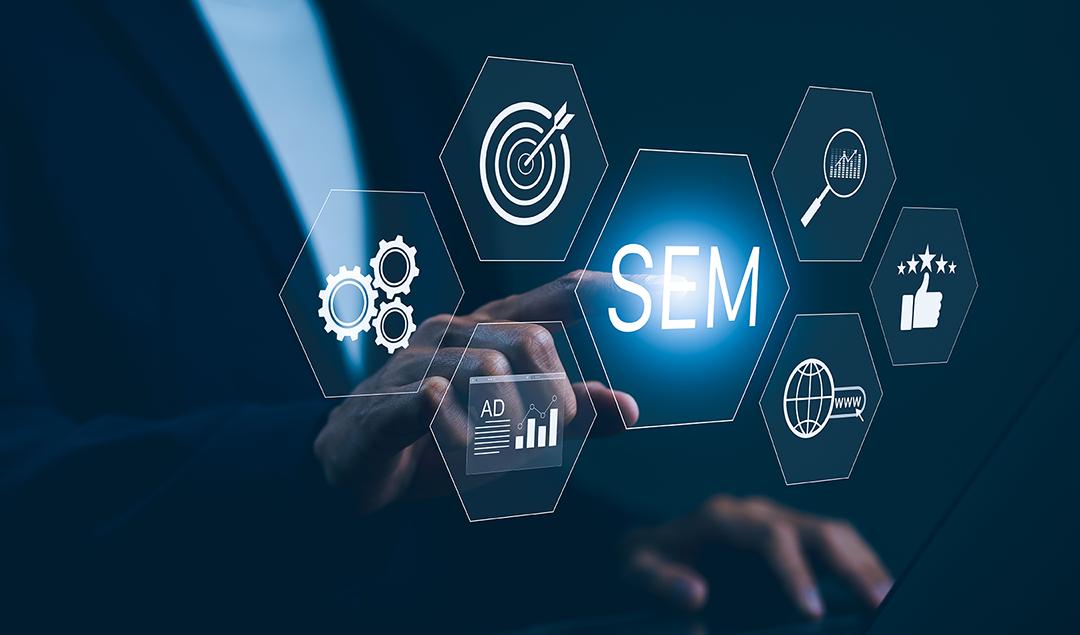 Persona conociendo más de estrategias SEM